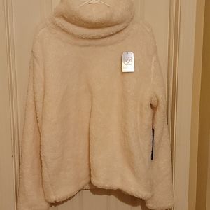 Daisy Fuentes Extremely soft sweater